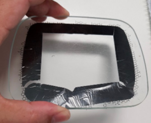 ¿Por qué se debe imprimir la lente de cubierta con tinta anti-UV?